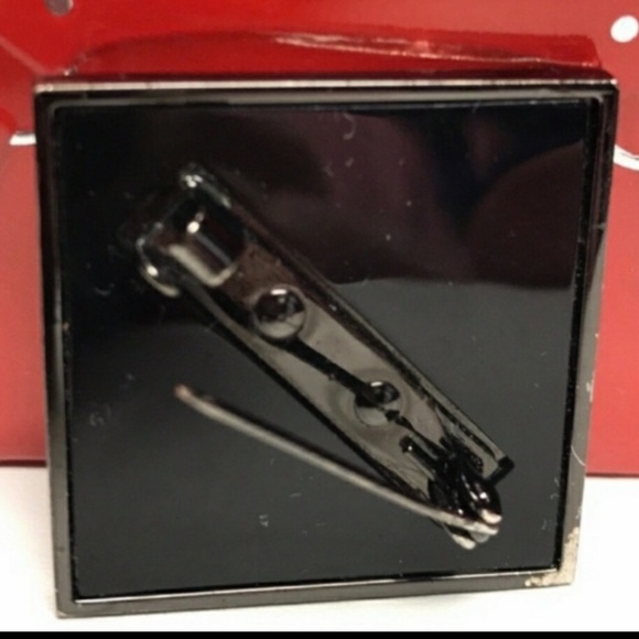 Dior Addict Be Iconic Pin
Collector’s Item Brooch - Picture 4 of 6